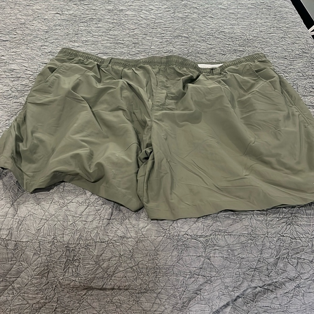 Men’s Columbia backcast III water shorts. Olive green. Size 4X. Like new cond.